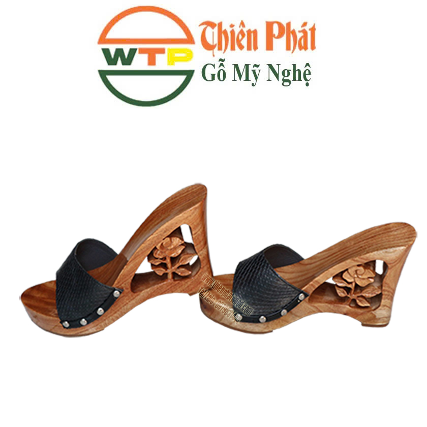 Guốc gỗ chạm khắc bông hoa hồng