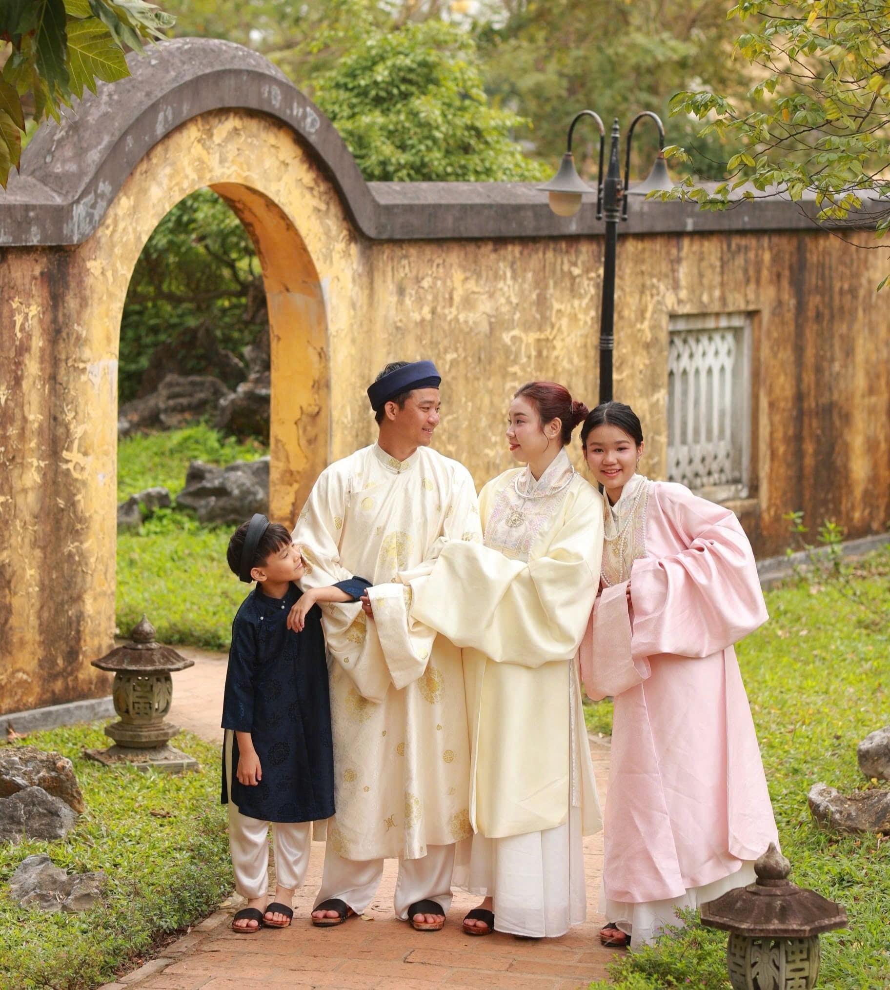  Guốc gỗ Việt Nam không chỉ là một vật dụng, mà còn là biểu tượng của sự bình yên, của những giá trị truyền thống 